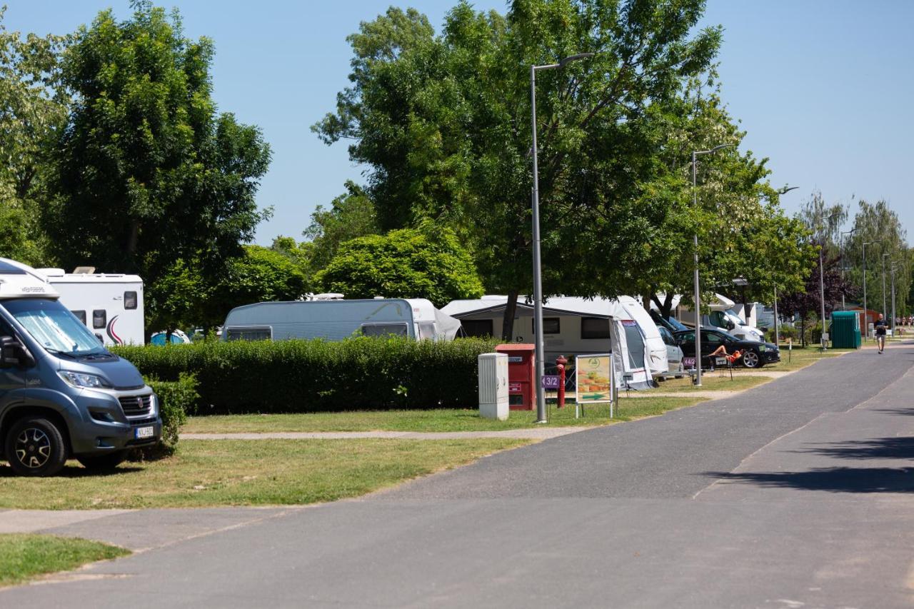 Aranypart Camping & Apartments Siófok Exteriör bild